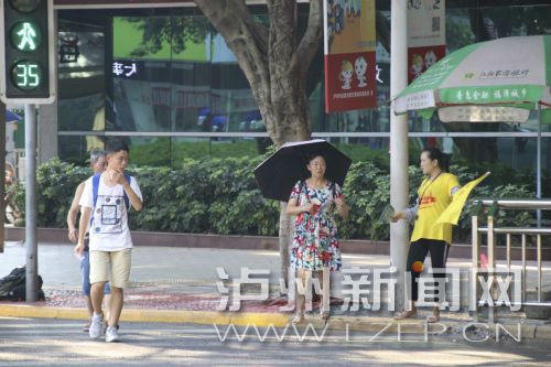 絕大多數(shù)市民都做到了自覺禮讓斑馬線，不橫穿馬路，不翻越欄桿，做到車讓人、人讓車2.JPG