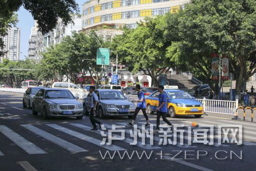 四川警察學(xué)院前的斑馬線沒有紅綠燈，但過往車輛見到有行人過斑馬線都會禮讓行人
