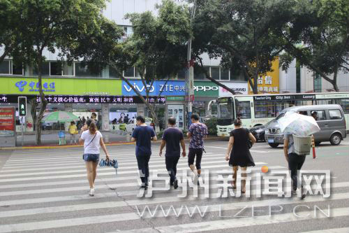 絕大多數(shù)市民都做到了自覺禮讓斑馬線，不橫穿馬路，不翻越欄桿，做到車讓人、人讓車