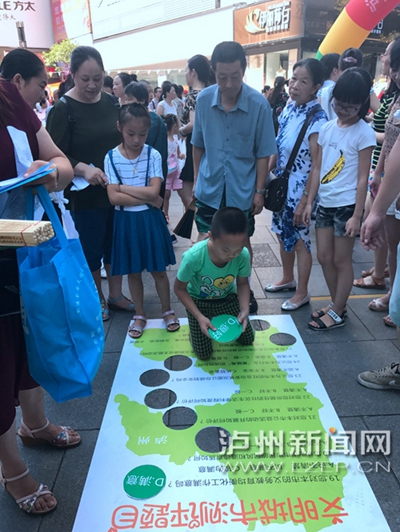 市民在宣傳點參加創(chuàng)文趣味游戲。 記者 朱虹 攝