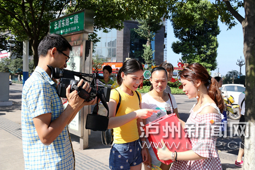 市民踴躍參與街頭答題。 王元明 攝